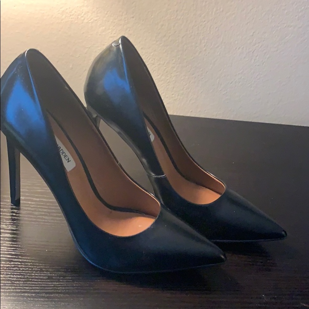 Steve Madden black leather pumps